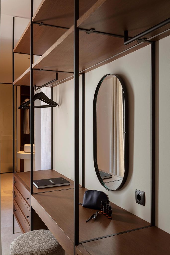 armari a mida per reforma habitació suite hotel a Girona